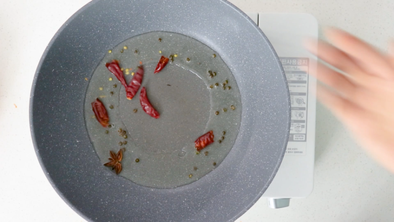 南瓜蒸排骨,热锅倒油,青麻椒