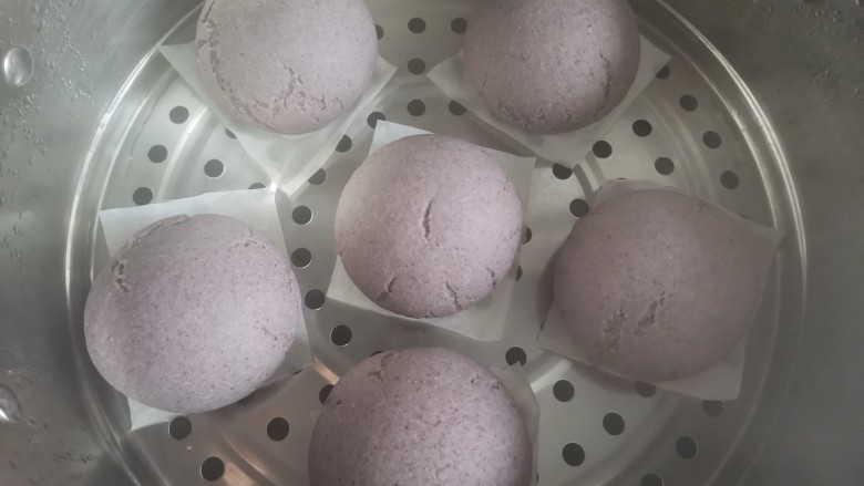 黑米馒头,发酵好后明显变大,直接开火蒸20分钟,蒸好焖3分钟再取出来