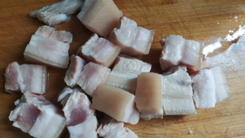 梅干菜烧肉,煮熟后捞出把猪毛拔干净,再洗干净切块