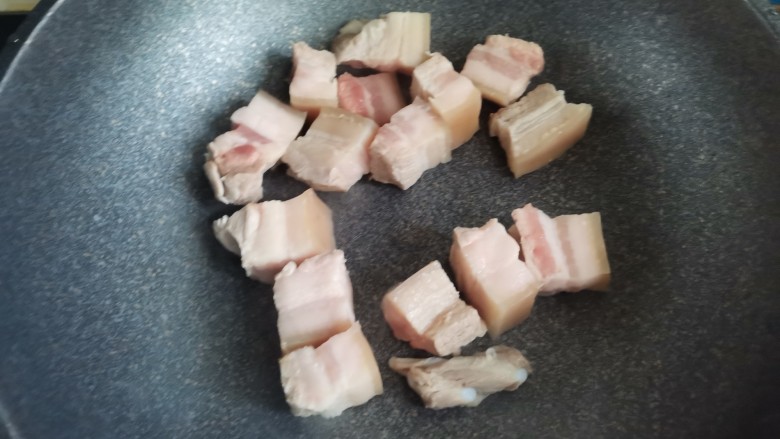 梅干菜烧肉,锅烧热,不放油,直接下入五花肉翻炒