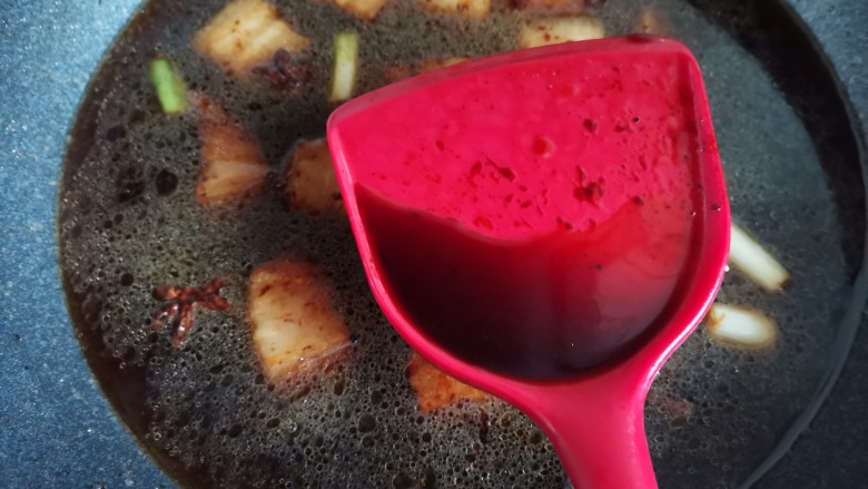 梅干菜烧肉,加入适量的水,加入2勺<a style='color:red;display:inline-block;' href='/shicai/ 788'>生抽</a>