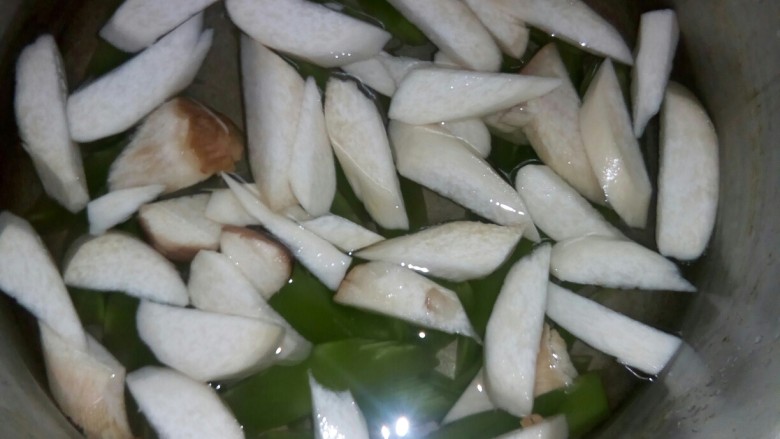 酸菜肥牛,锅中加水,放入杏鲍菇和莴笋煮。