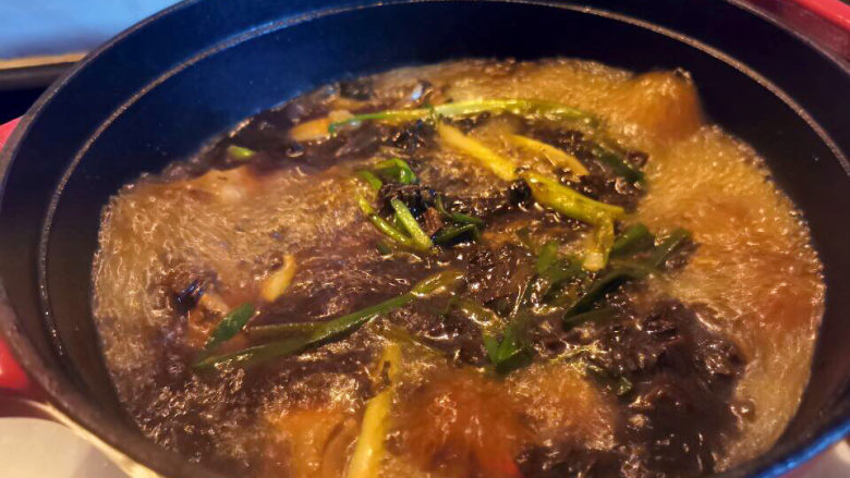 梅干菜烧肉,加入大量的水,要浸过所有材料