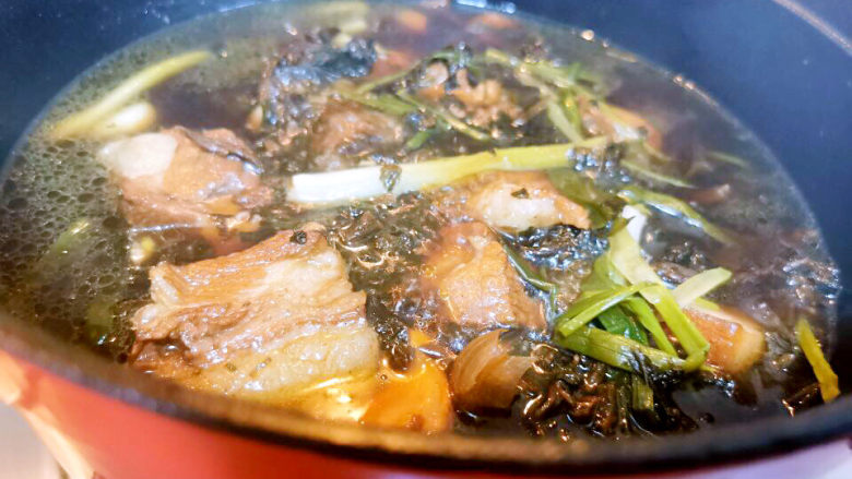 梅干菜烧肉,大火烧开,转小火炖煮30分钟左右