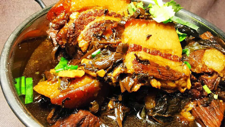 梅干菜烧肉,咸香开胃上桌