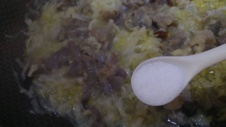 酸菜肥牛,放入烫好的肥牛,加生抽、盐调味。