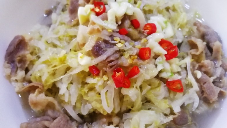 酸菜肥牛,把热油浇在上面即可,酸辣的味道回味无穷。