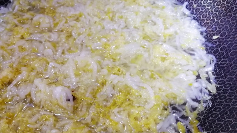 酸菜肥牛,加适量开水,中小火炖5分钟。