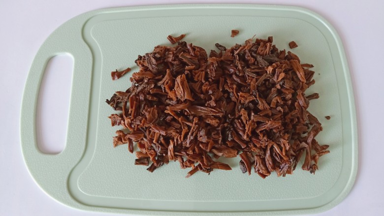 梅干菜烧肉,泡发好的梅干菜切小段,把梅干菜的水份捏干一点。