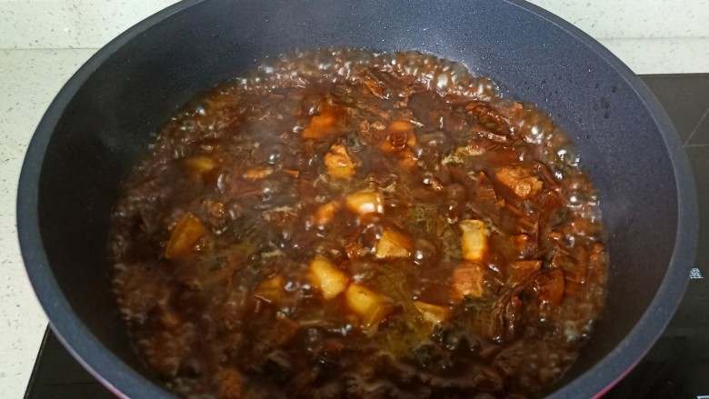 梅干菜烧肉,加入适量的开水,开大火煮开转中小火炖15分钟。