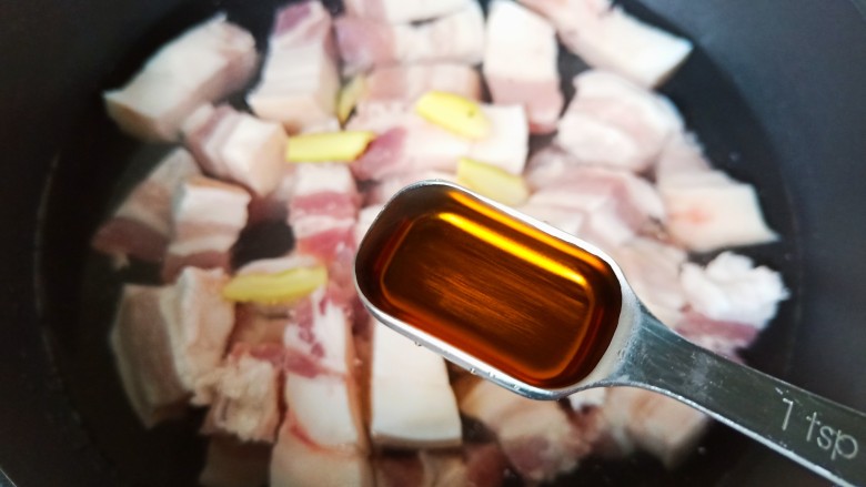 梅干菜烧肉,五花肉冷水下锅,加入生姜片,加一勺料酒去腥开大火焯水。