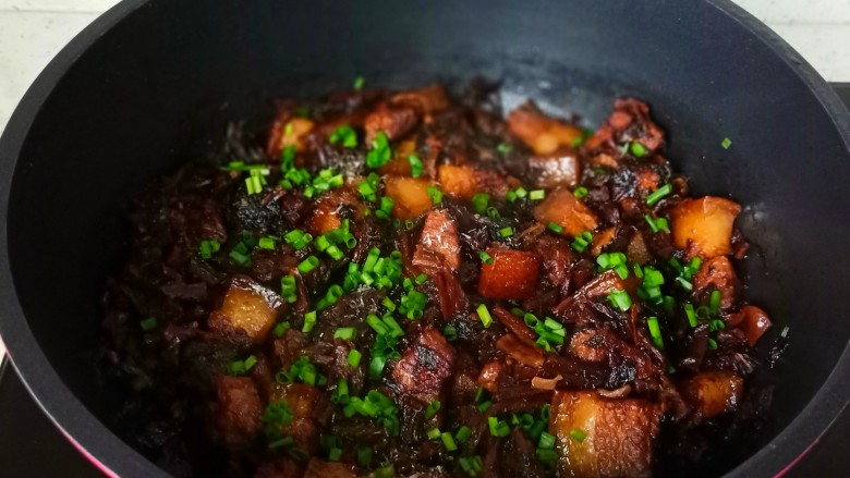 梅干菜烧肉,撒上一点香葱末,翻炒一下即可关火。