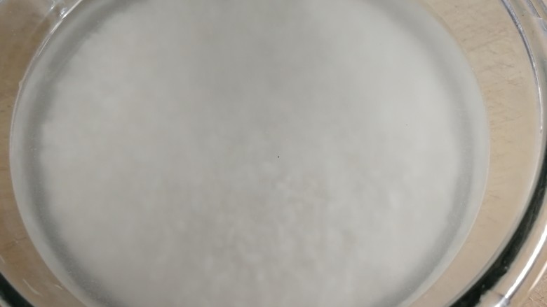 排骨糯米饭,清水洗去表面浮灰,冷水泡2个小时。