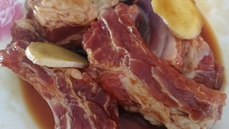 排骨糯米饭,加姜片,抓匀,冷藏腌制2个小时让其入味。