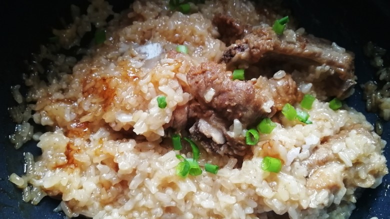 排骨糯米饭,香味扑鼻,洒上适量葱花。