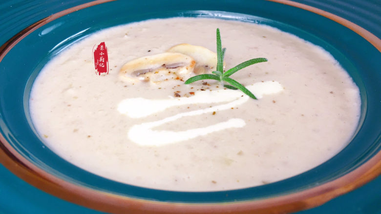 奶油蘑菇浓汤,放入2片蘑菇片,淋一小勺淡奶油做装饰