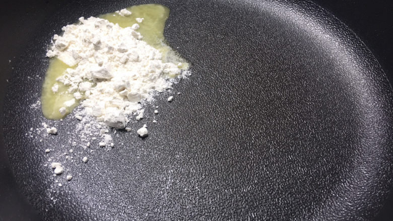 奶油蘑菇浓汤,锅里放少许的黄油,放入一勺低筋面粉炒黄