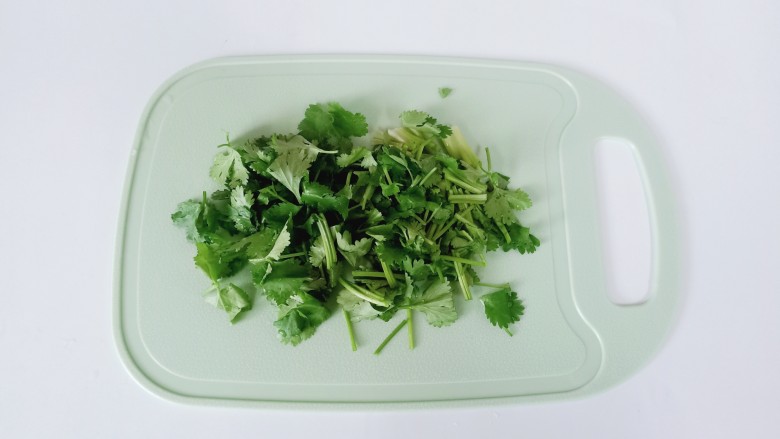 凉拌海蜇头,<a style='color:red;display:inline-block;' href='/shicai/ 131'>香菜</a>清洗干净,切成小段备用。