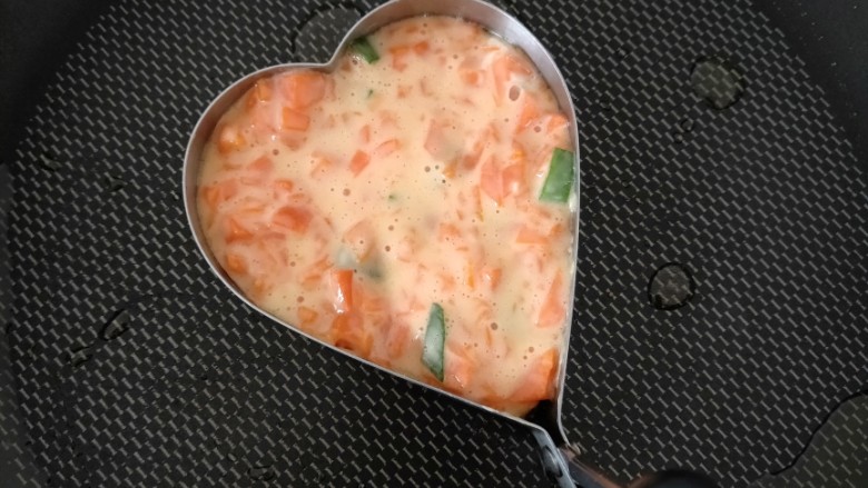 胡萝卜蛋饼,到底部呈金黄色时,鸡蛋饼已经成型了,用水果刀轻轻划几下磨具边缘,鸡蛋饼很快就与磨具分开了