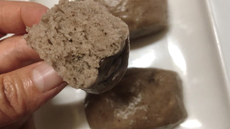 黑米馒头,虽然颜值低了点,味道还是不错的👍