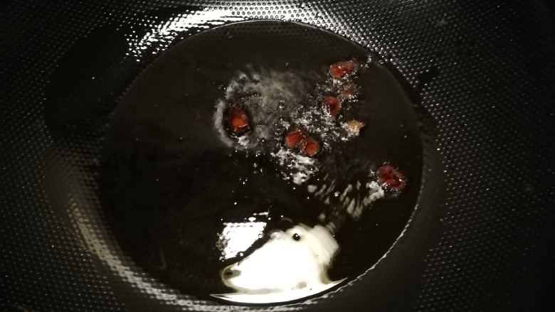 萝卜丝汤,起油锅放入食用油,加热爆香八角。