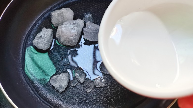 山楂球,加入清水
