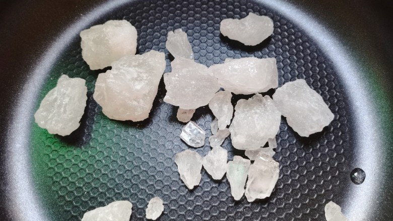 山楂球,准备一个不粘锅,冰糖倒入