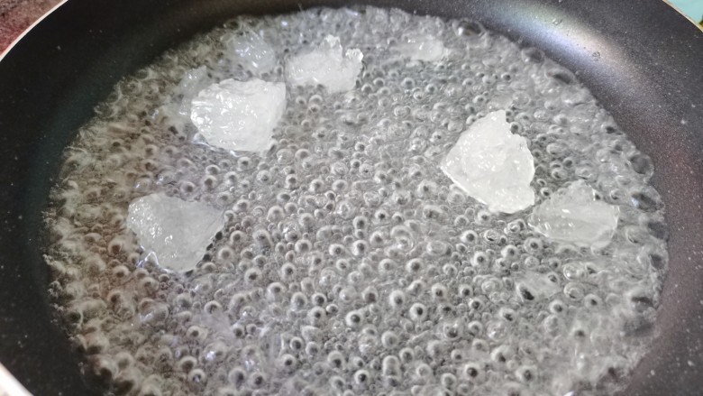 山楂球,冰糖最后敲碎点,好融化