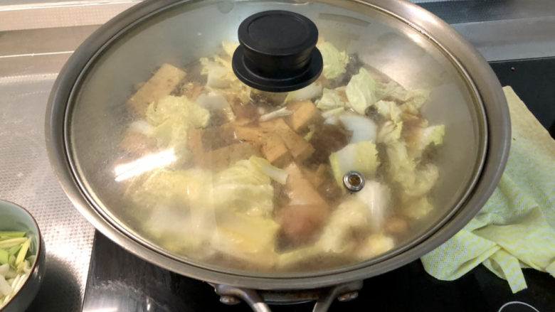 海参烧豆腐➕海参娃娃菜烧豆腐,煮开后,加盖小火炖煮3分钟