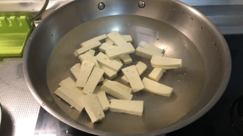 海参烧豆腐➕海参娃娃菜烧豆腐,坐锅烧水,豆腐冷水下锅,煮开后再煮一分钟