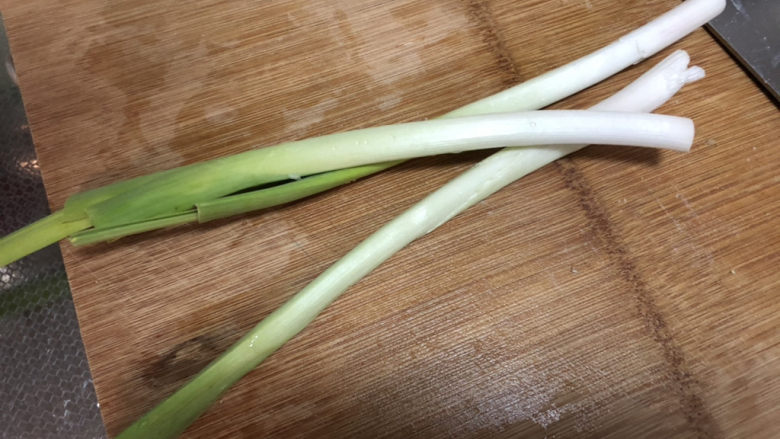 海参烧豆腐➕海参娃娃菜烧豆腐,蒜苗择洗干净