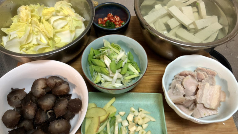 海参烧豆腐➕海参娃娃菜烧豆腐,全部食材准备好