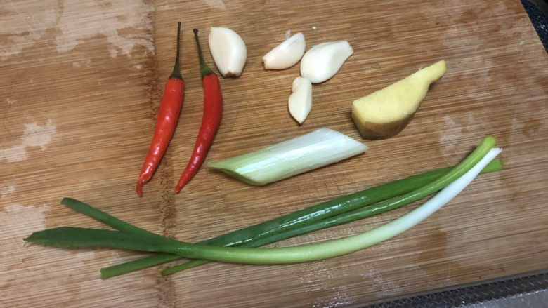 海参烧豆腐➕海参娃娃菜烧豆腐,小米辣清洗,蒜剥皮,葱白小葱清洗,姜搓洗干净