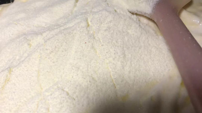 蔓越莓雪花酥,关火,倒入奶粉。
