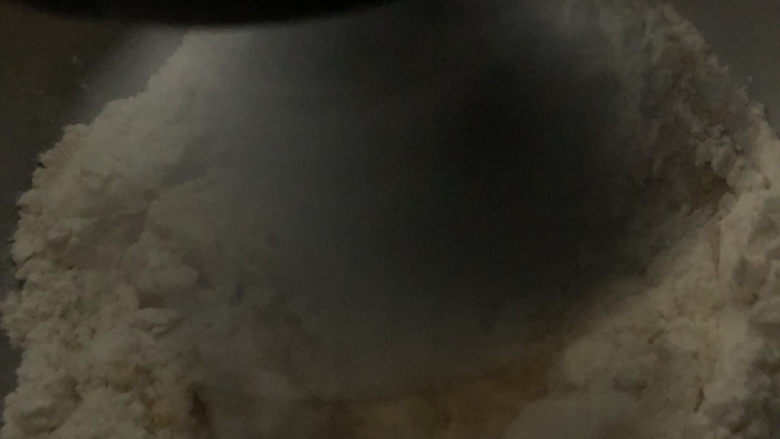 紫米面包,厨师机开始揉面,最后一个程序时加入软化的黄油继续揉,直到揉出比较强韧的薄膜。