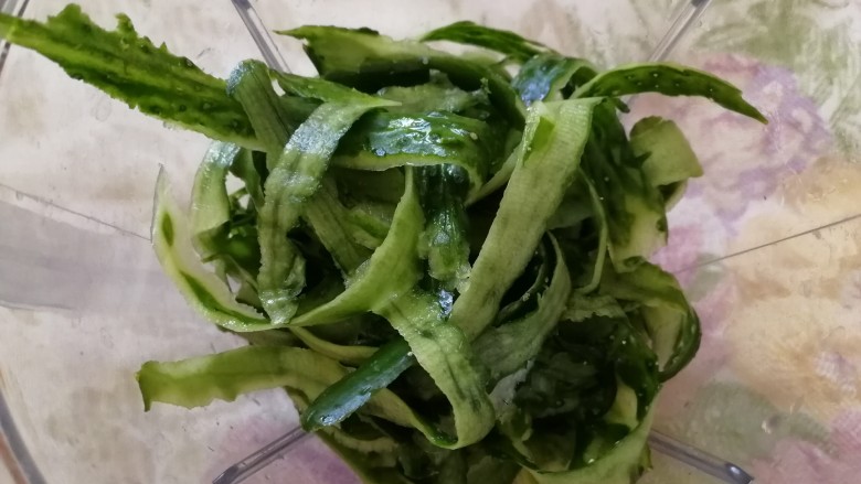 素三鲜柳叶包,打皮放入榨汁机,加一碗半清水,打成汁。