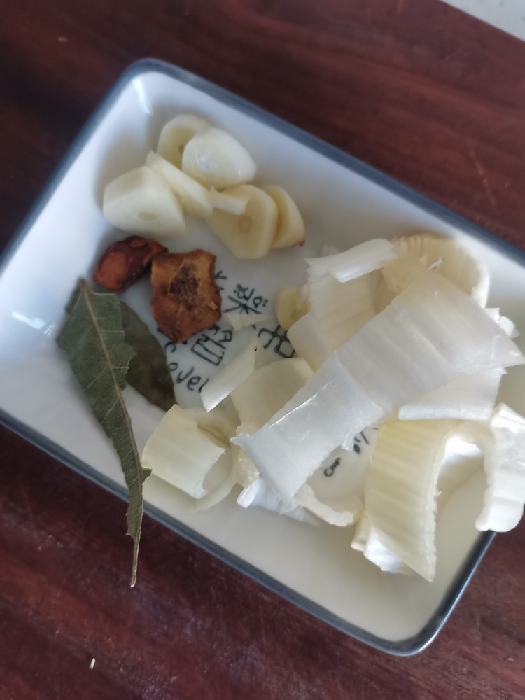 翅根烧土豆,准备调料,葱蒜切好