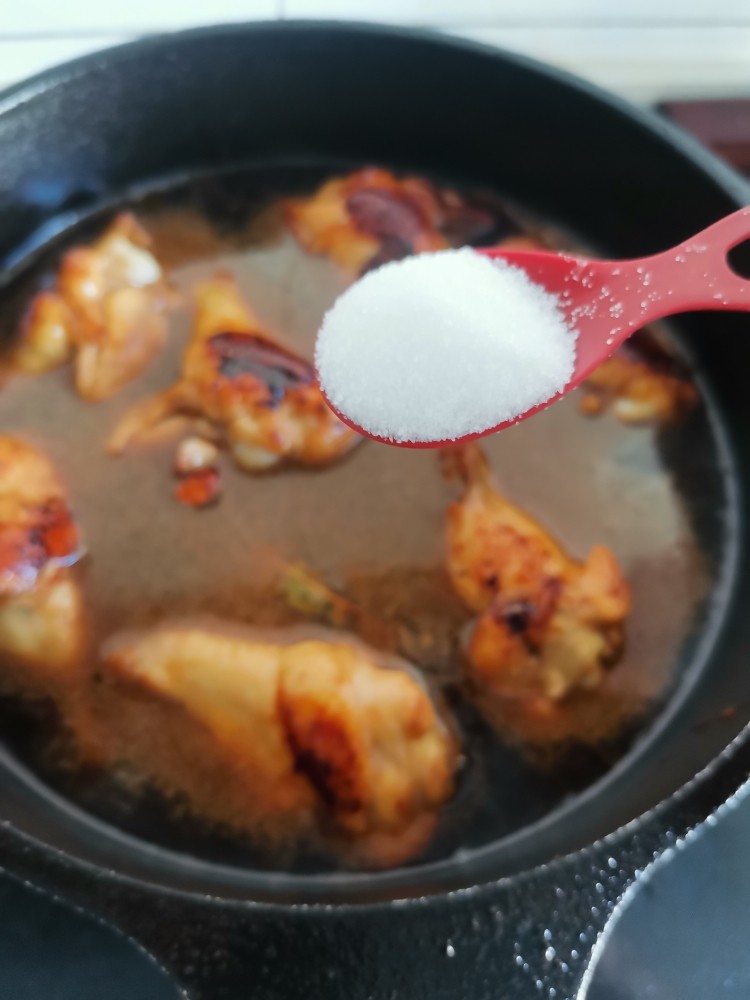翅根烧土豆,加汤,水开加盐