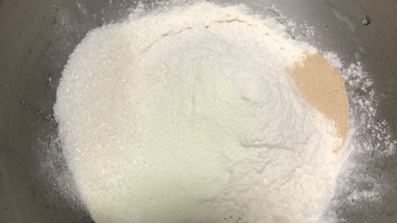 紫米水立方,再放入除黄油外的所有粉类,进行揉面,最后一个程序加入软化的黄油,直到揉出比较强韧的薄膜。