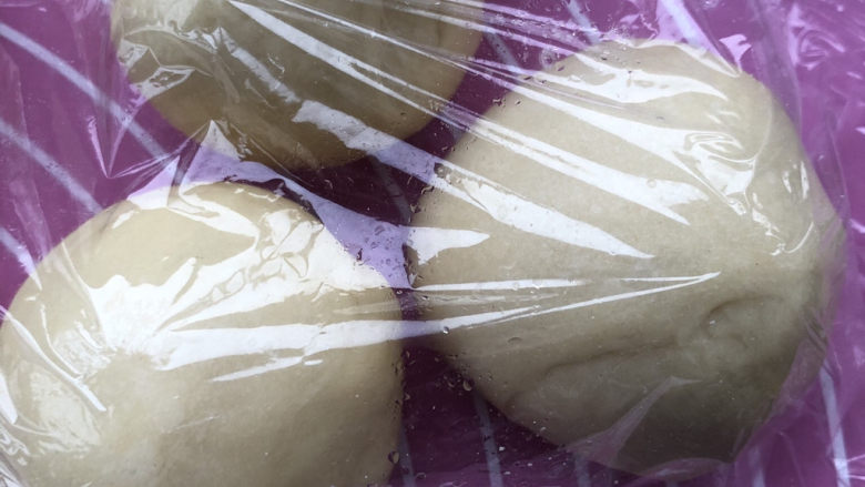 紫米水立方,分割出80克一个的小面团,盖保鲜膜醒发20分钟。