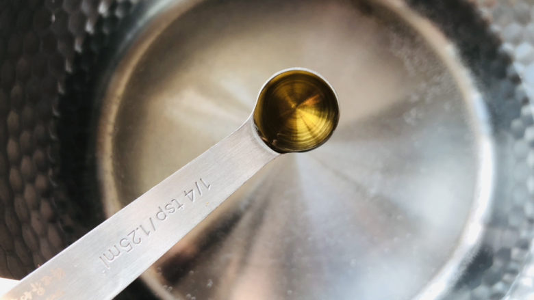 红烧萝卜,锅中加入适量清水,加一勺味达美臻品料酒去腥。