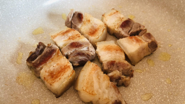 红烧萝卜,把五花肉平铺在平底不粘锅中,小火慢慢煸出五花肉里面多余的油脂,这样在吃的时候就不会觉得腻了。