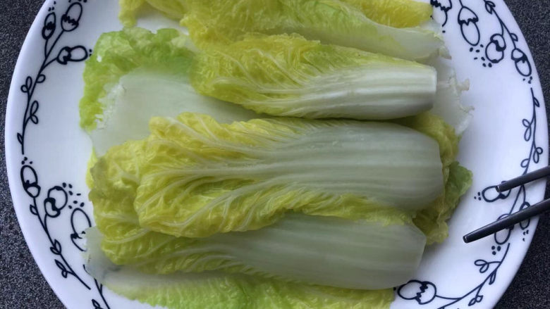 酸辣娃娃菜,煮熟后捞出沥干水分,装盘。