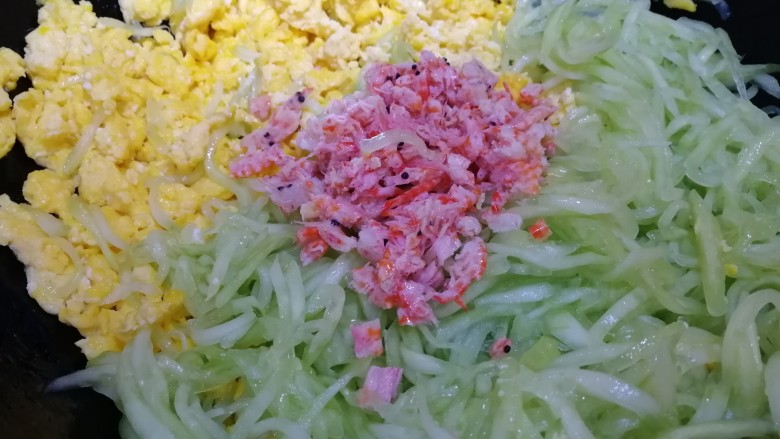 素三鲜柳叶包,把黄瓜丝和磷虾直接放入鸡蛋碎的锅里。