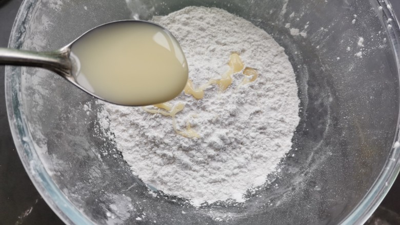 紫薯糯米糍,糯米粉中加入木薯粉,炼乳,温水搅拌成絮状