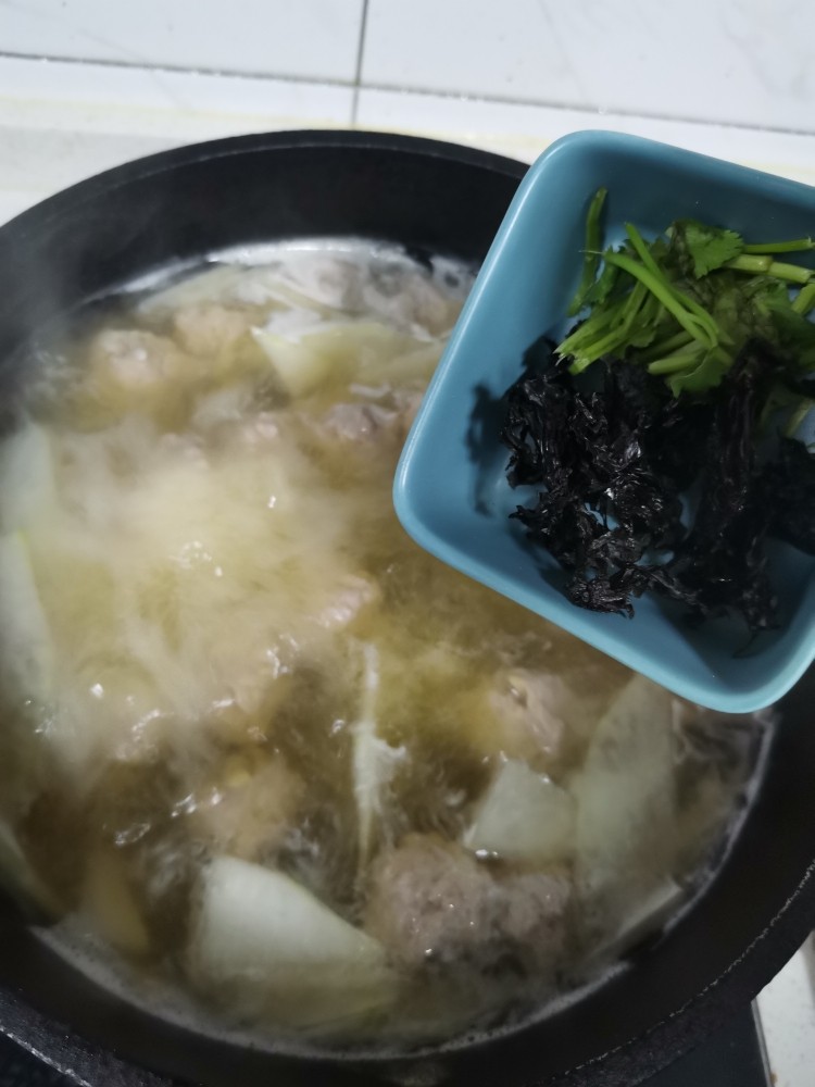 冬瓜肉丸汤,出锅前放紫菜,香菜