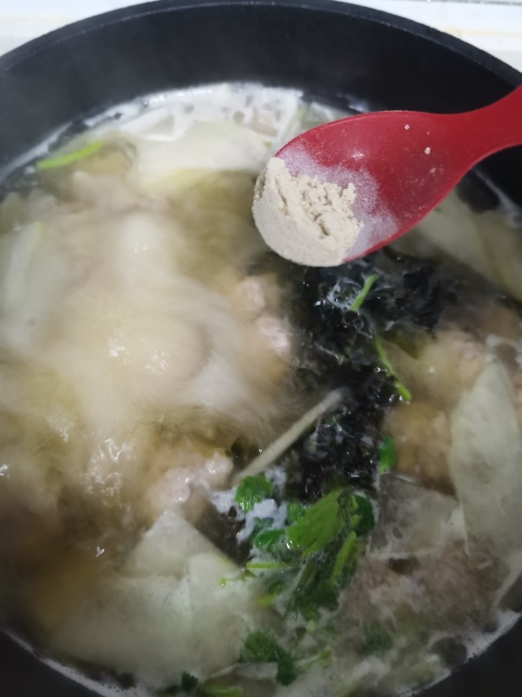 冬瓜肉丸汤,最后加入胡椒粉和<a style='color:red;display:inline-block;' href='/shicai/ 717'>味精</a>调味,