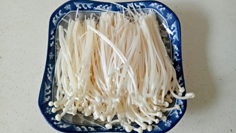 酸菜肥牛,<a style='color:red;display:inline-block;' href='/shicai/ 234'>金针菇</a>去掉根部,用清水清洗干净
