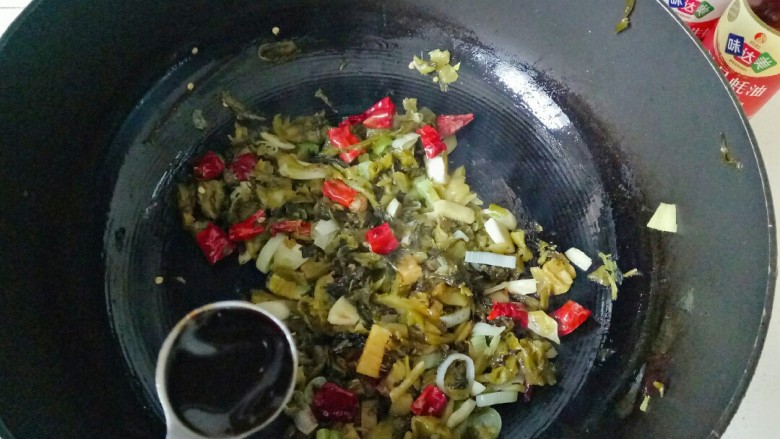 酸菜肥牛,加入<a style='color:red;display:inline-block;' href='/shicai/ 721'>蚝油</a>,料酒,醋翻炒均匀
