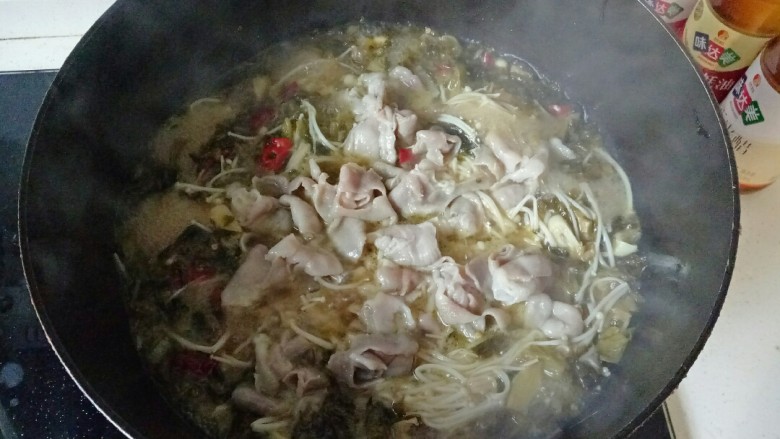 酸菜肥牛,加入肥牛煮1分钟盛入碗中,加入适量鸡汁提鲜,翻拌均匀盛出。